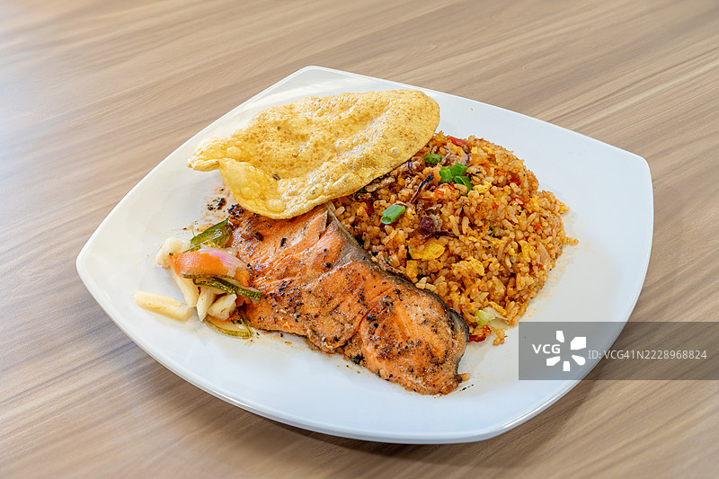 新加坡的亚洲炒饭配烤三文鱼和薄饼图片素材