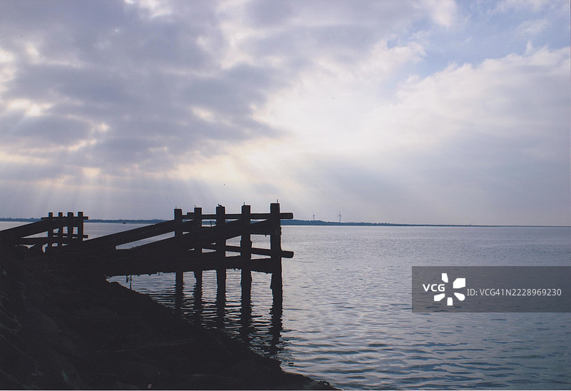 丹麦海上天空下的码头剪影图片素材