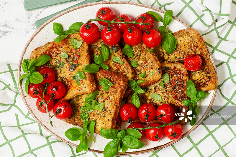 乌克兰餐桌上盘子里的食物俯视图图片素材