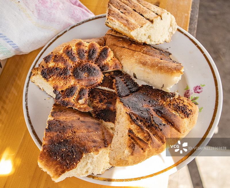 盘子上的美味烤扁面包碎片，俯视图，亚洲东方美食图片素材