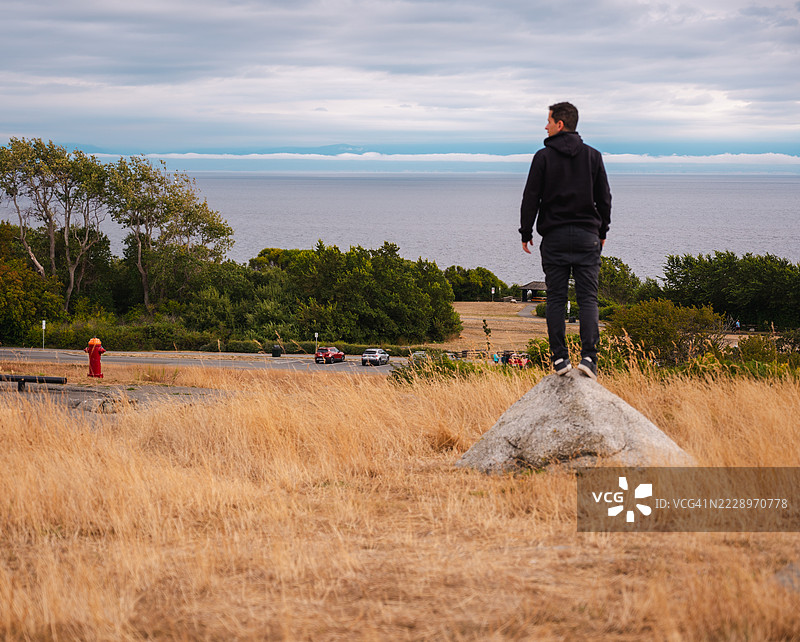 维多利亚的灯塔山公园中的男子图片素材