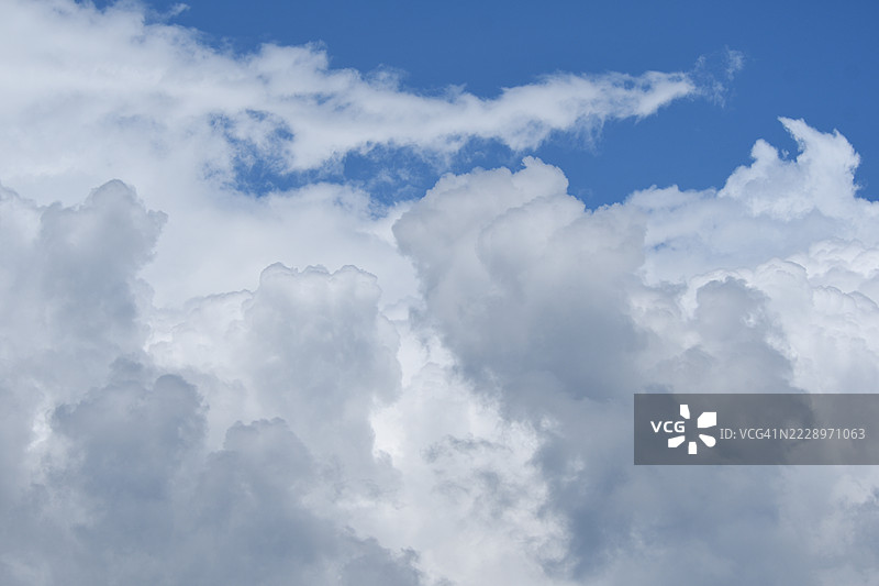 低角度视图的天空云彩，日本图片素材