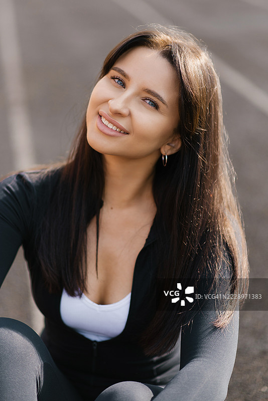 微笑的年轻女性肖像，华沙，马佐维亚，波兰图片素材