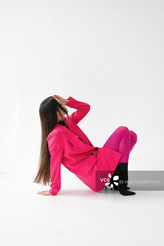 身穿粉色西装的时尚女性在明斯克休闲放松图片素材