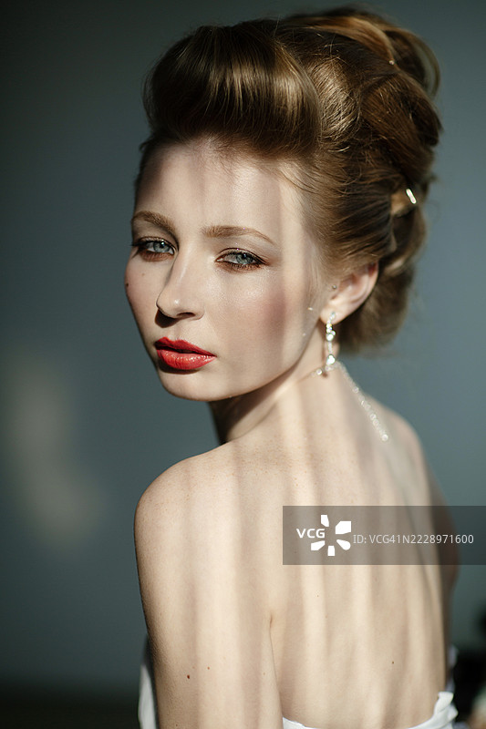 惊艳优雅的新娘肖像，展现戏剧性的灯光和美丽的发型图片素材