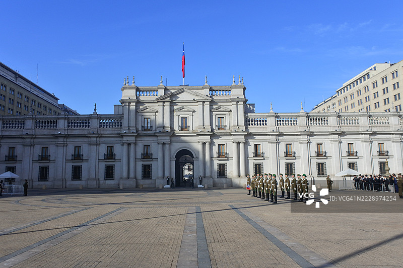 智利圣地亚哥货币宫的军事游行图片素材