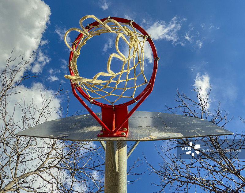 从下方看到的红色篮球架图片素材