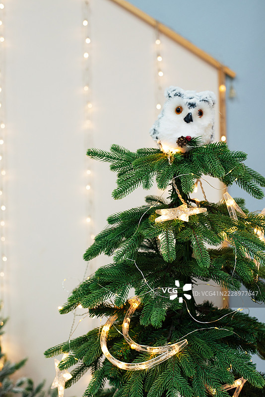 优雅圣诞树的一部分。新年装饰。新年。圣诞节。家庭壁炉。图片素材