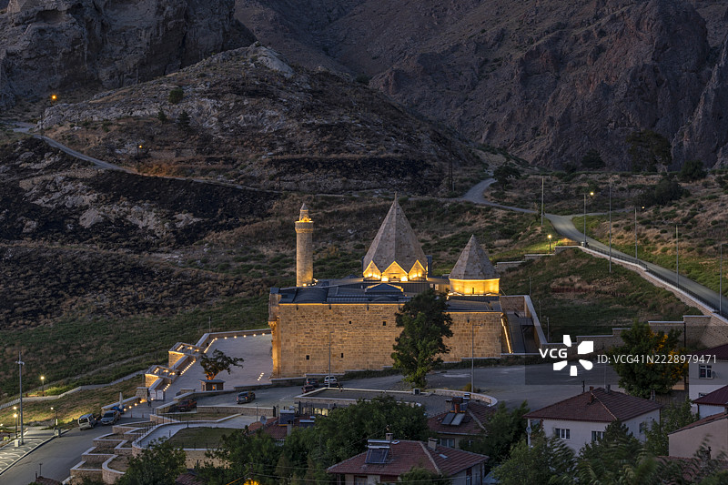 土耳其中部安纳托利亚的锡瓦斯，迪夫里吉大清真寺和医院的夜景图片素材