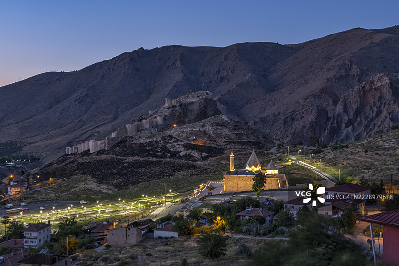 土耳其中部安纳托利亚的锡瓦斯，迪夫里吉大清真寺和医院的夜景图片素材
