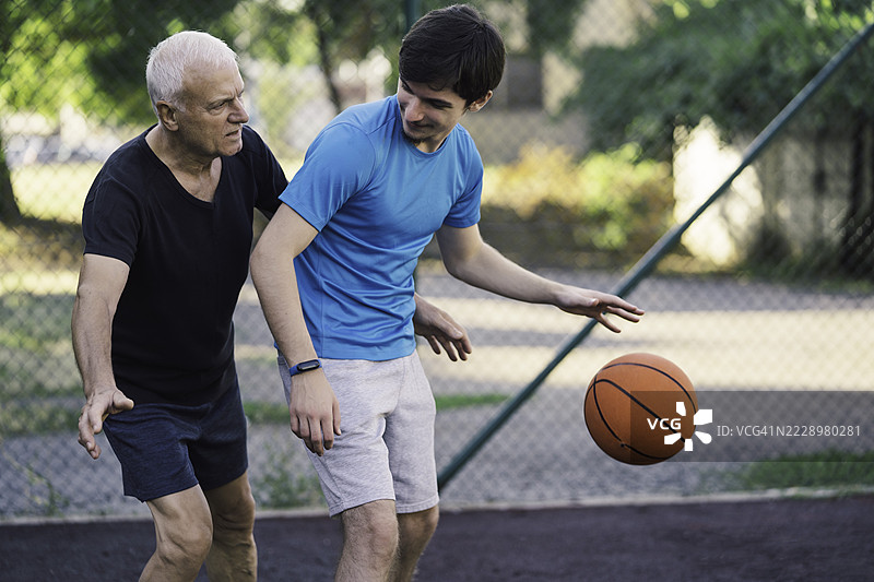 充满情感的代际篮球比赛图片素材