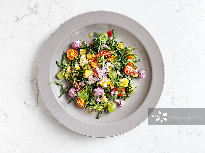 新鲜芝麻菜沙拉配樱桃番茄图片素材