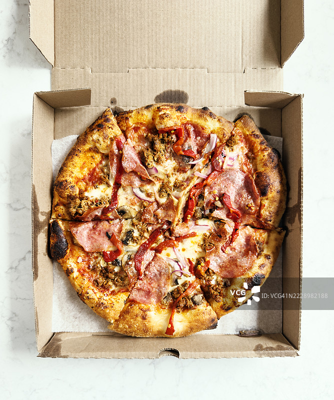 纸箱里的香肠披萨上放着火腿图片素材