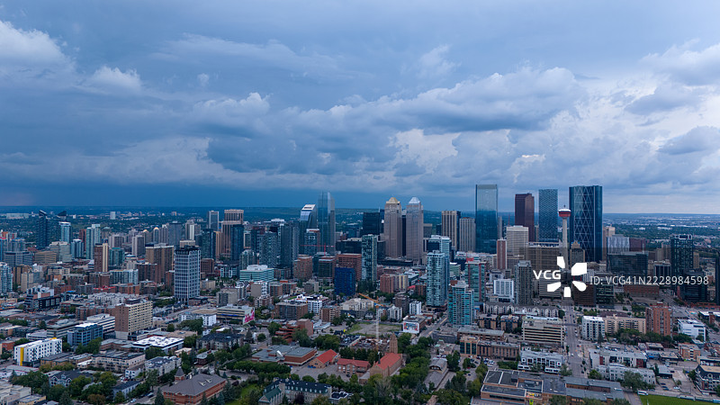 卡尔加里市中心的天际线在暴风雨来临前图片素材
