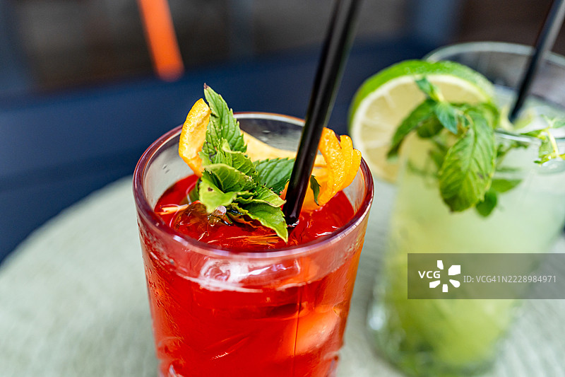 清爽的夏季鸡尾酒，桌上摆放着薄荷和柑橘。图片素材