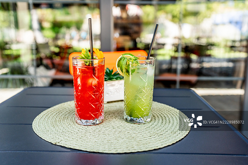 户外桌子上的两杯清爽鸡尾酒图片素材