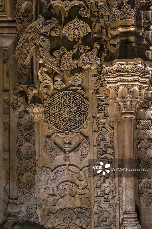 土耳其中部安纳托利亚的锡瓦斯，迪夫里吉大清真寺和医院的夜景图片素材