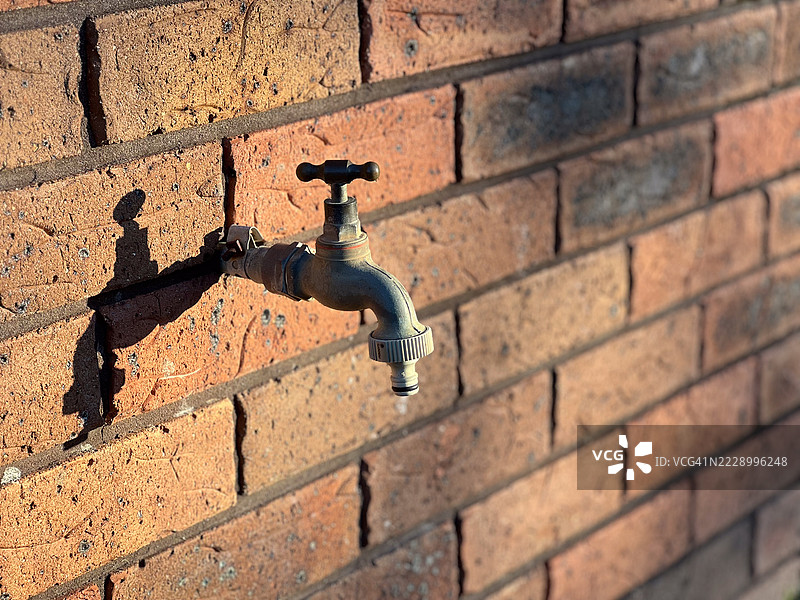 旧水龙头安装在砖墙上图片素材