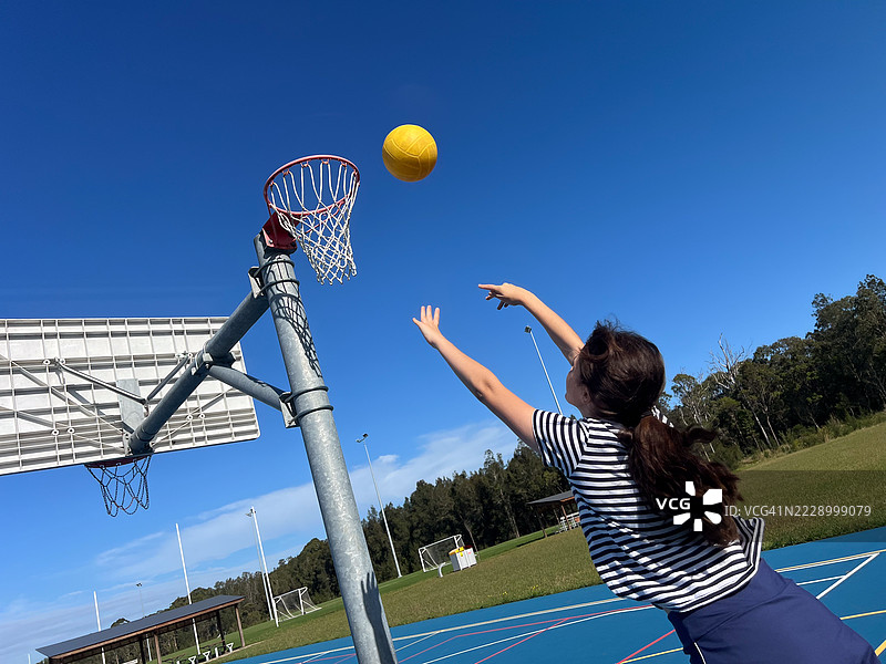 少女在打网球时投篮得分图片素材