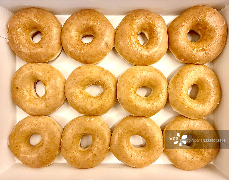 享用甜甜圈搭配咖啡或茶作为小吃时间。图片素材