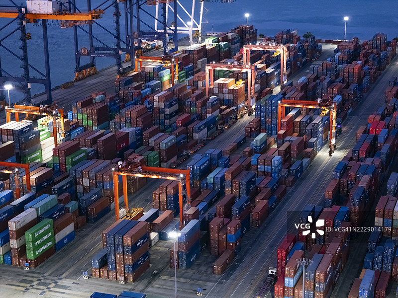 商业港口的集装箱仓库鸟瞰图，用于商业物流、进出口、航运或货物运输。图片素材