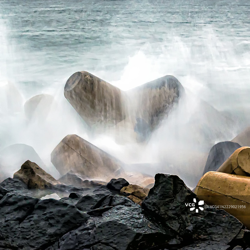 逆流而上的混凝土：湍流中的四足动物图片素材