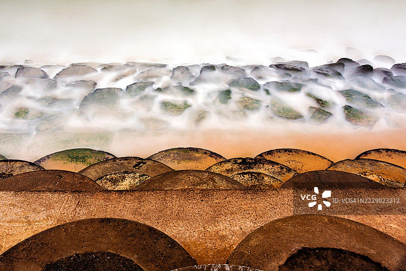 柔和的冲击：几何与海洋漂流的交汇图片素材