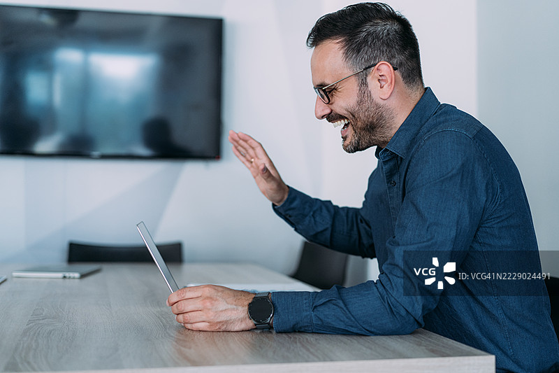 商人在办公室进行视频通话。图片素材