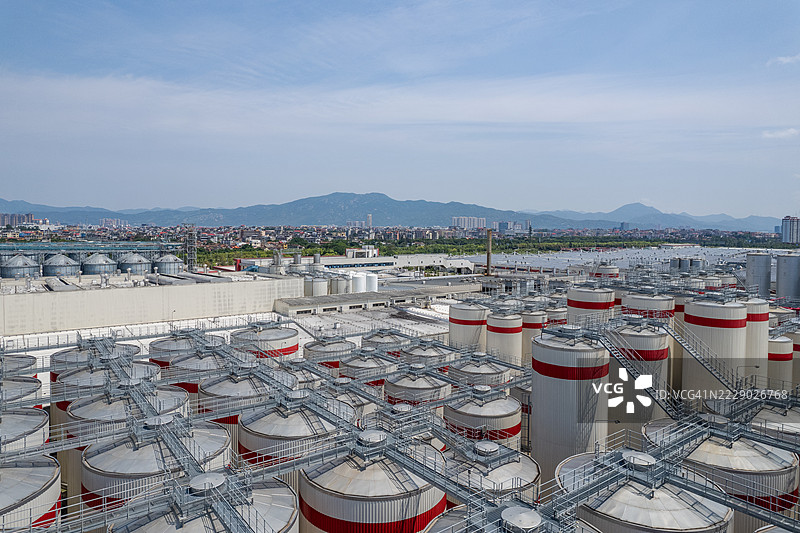 酿酒厂的食品生产储存罐图片素材