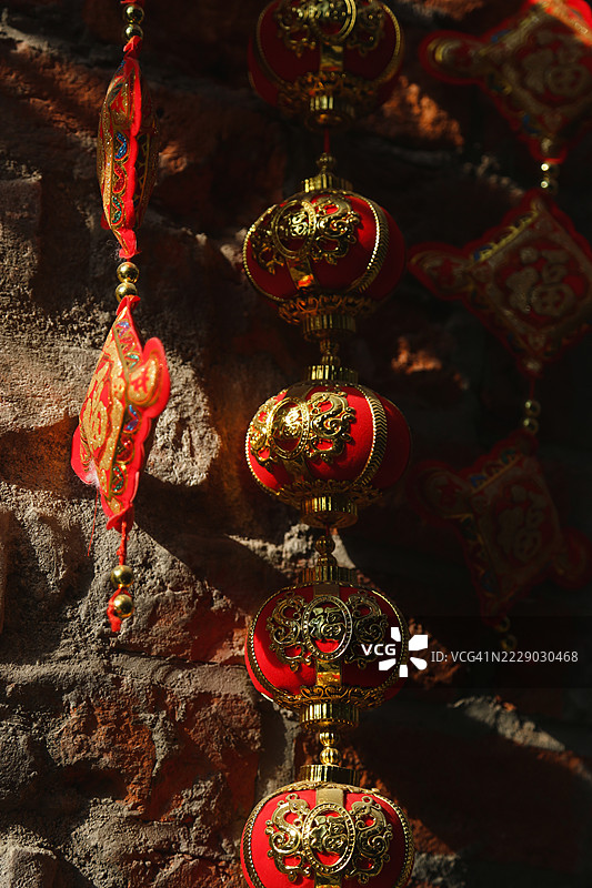 红色和金色手工中国结装饰品，地方礼品店中的纪念品和好运符图片素材