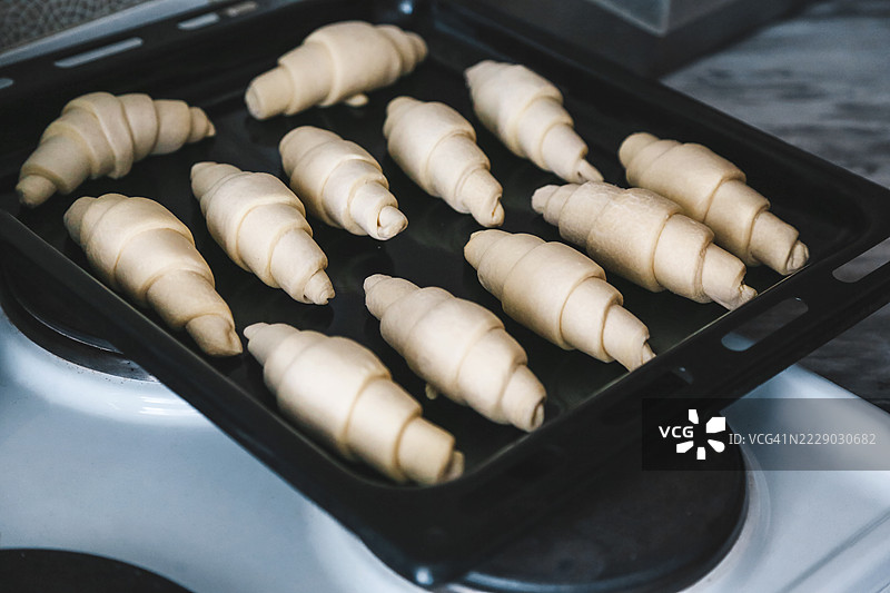 自制面包店，生可颂在烘焙盘上准备烘焙图片素材