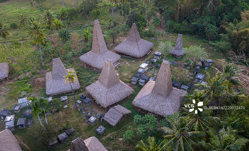 印度尼西亚西苏门答腊省的拉特恩加罗传统村落的日落景象图片素材
