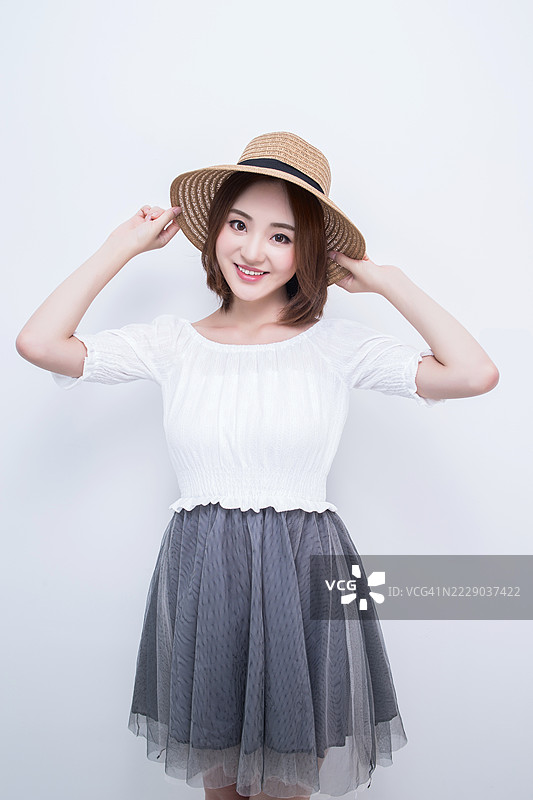 年轻女性穿着夏季服装图片素材