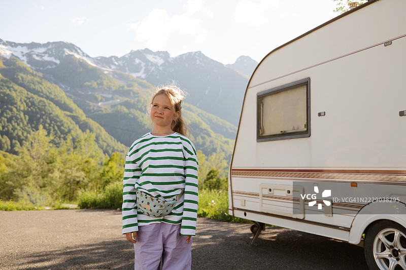 邻居家的女孩在房车里图片素材