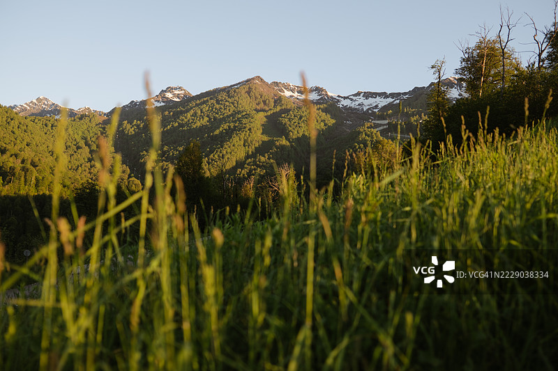 夕阳照耀下的山脉图片素材