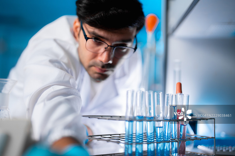 年轻的白人科学家在现代实验室工作图片素材