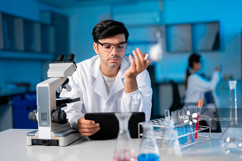 年轻的白人科学家在现代实验室工作图片素材