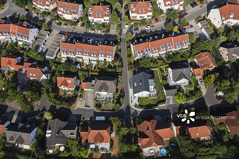 从上方俯瞰红色屋顶的房屋图片素材