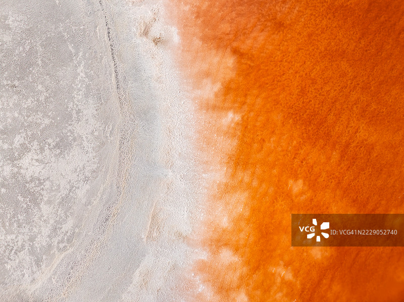 从空中俯瞰法国卡马尔格一片橙色盐湖的边缘图片素材