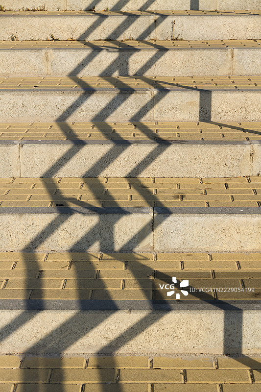 楼梯上栏杆的影子图片素材