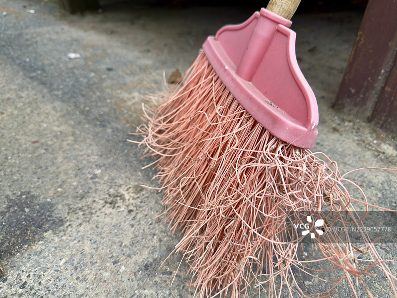 旧红色塑料扫帚图片素材