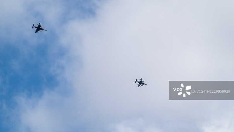 两架西班牙海军AV-8B鹞式II战斗机在多云的天空中飞行图片素材