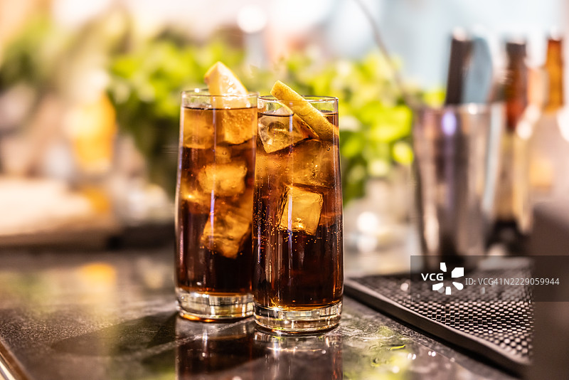 酒吧台上的古巴自由鸡尾酒，热带朗姆酒与可乐混合而成图片素材