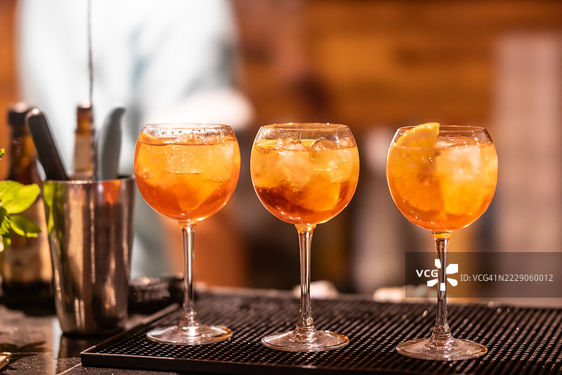 阿佩罗鸡尾酒，一种受欢迎的意大利混合鸡尾酒，以其清新、微苦的口感和明亮的橙色而闻名。图片素材
