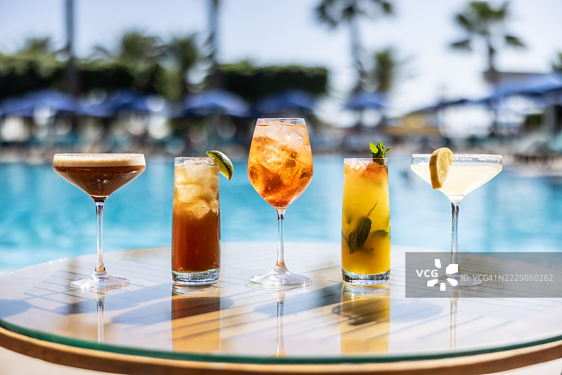 泳池旁的精致鸡尾酒。度假、夏季、假日、奢华度假村概念图片素材