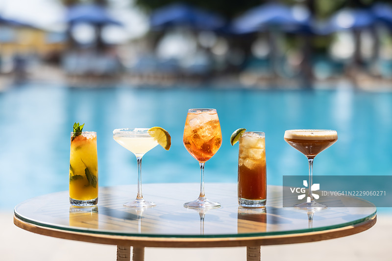 泳池旁的精致鸡尾酒。度假、夏季、假日、奢华度假村概念图片素材