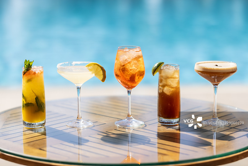 泳池旁的精致鸡尾酒。度假、夏季、假日、奢华度假村概念图片素材
