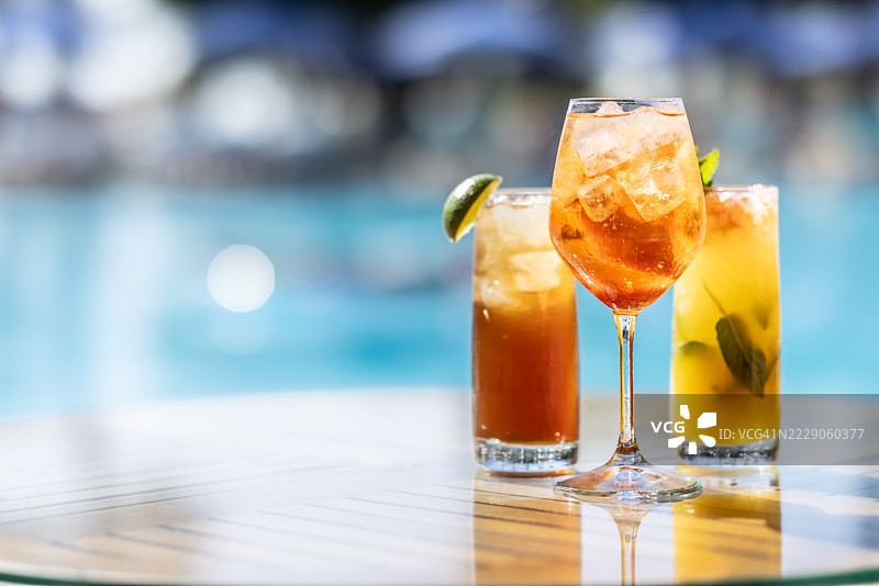 泳池旁的精致鸡尾酒。度假、夏季、假日、奢华度假村概念图片素材