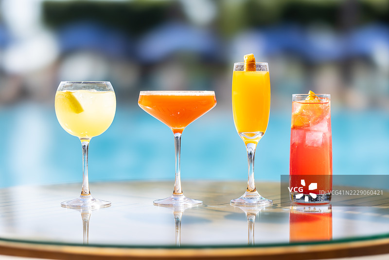 泳池旁的精致鸡尾酒。度假、夏季、假日、奢华度假村概念图片素材