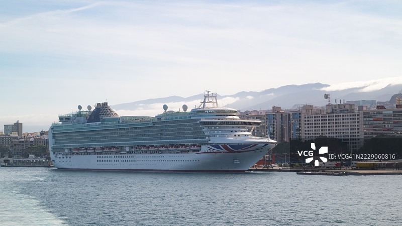 游轮奥罗拉号在西班牙特内里费岛圣克鲁斯靠岸图片素材